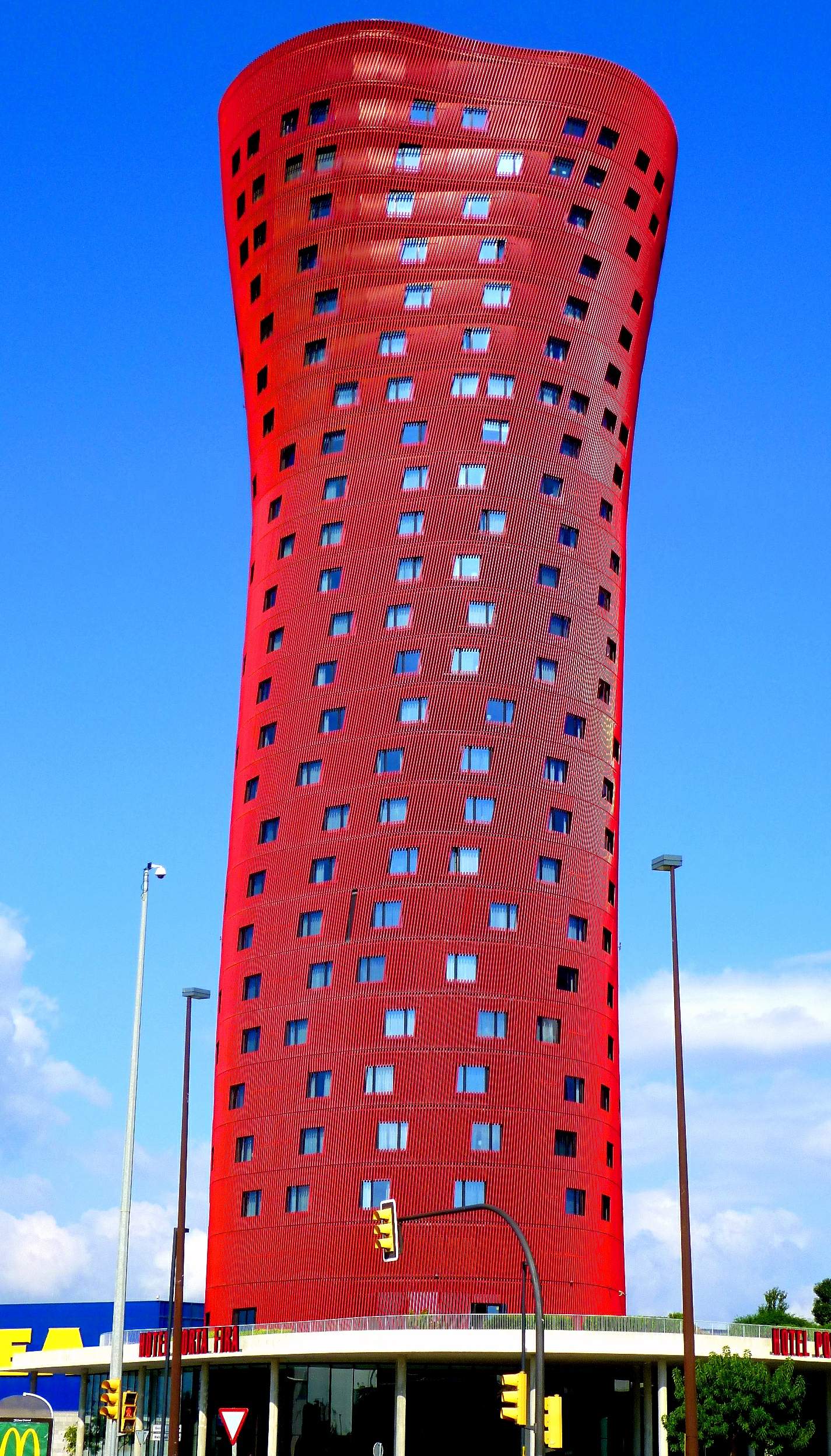 Hospitalet_de_Llobregat_-_Plaza_de_Europa,_Torres_de_Toyo_Ito_(Torres_Porta_Fira),_Hotel_Porta_Fira_16