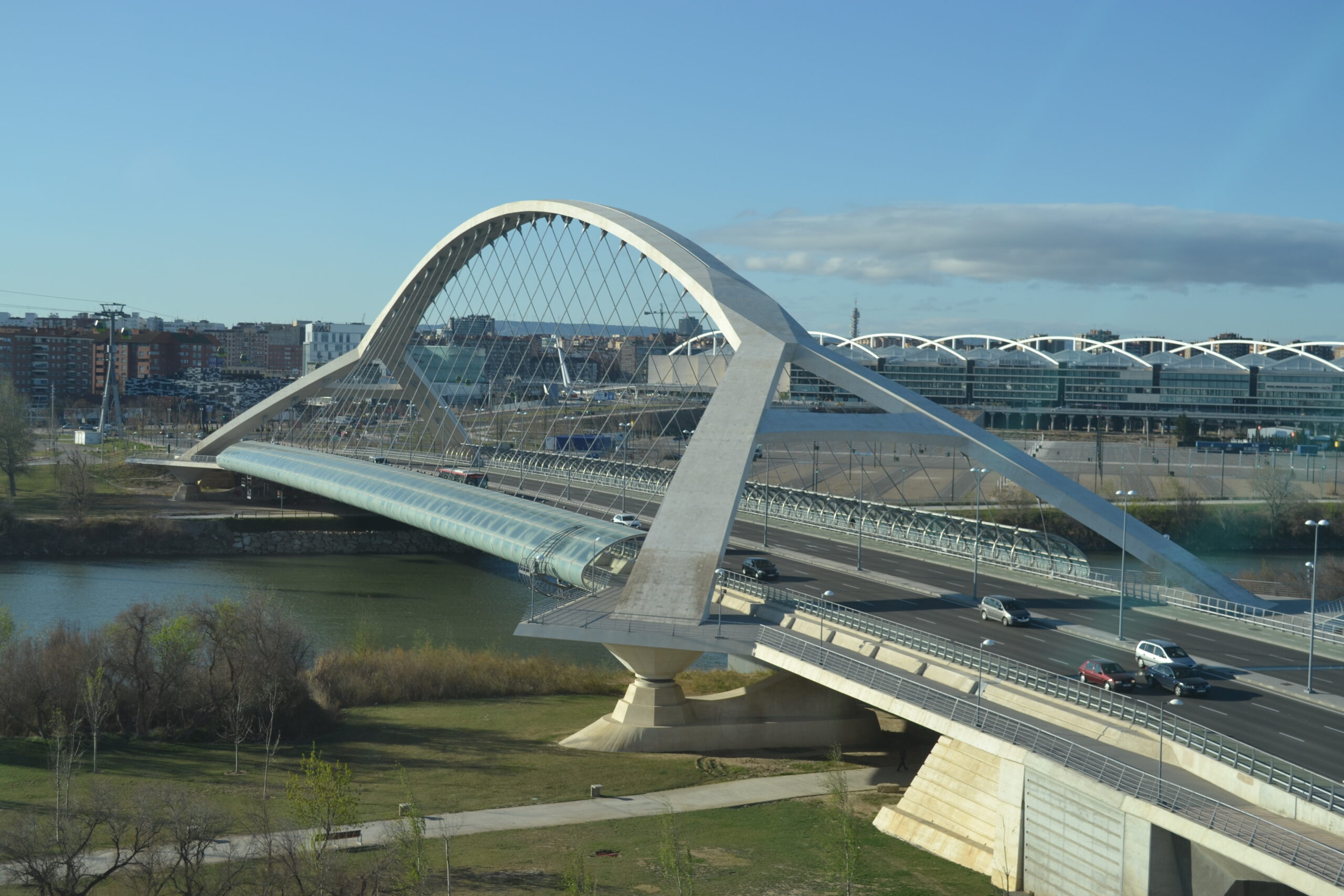 Puente_del_Tercer_Milenio_desde_el_hotel_Hiberus,_Zaragoza_-_panoramio