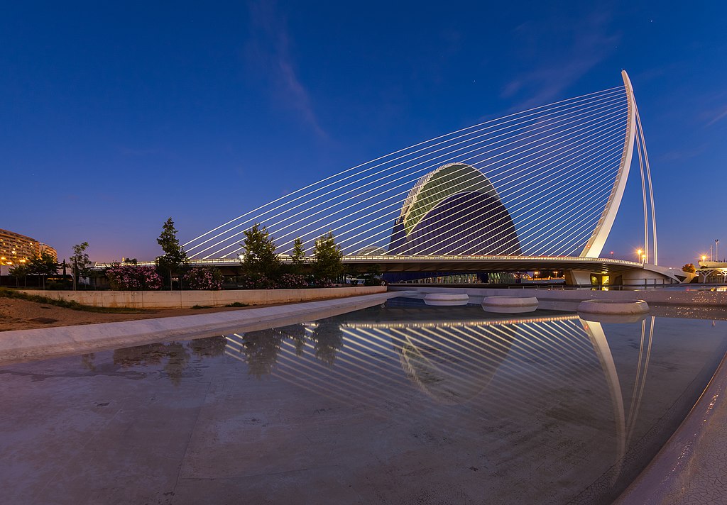 1024px-Ágora,_Ciudad_de_las_Artes_y_las_Ciencias,_Valencia,_España,_2014-06-29,_DD_58_alt
